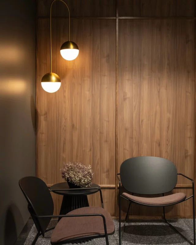 In The Details | N°100 King William St Spec Suites
 
Lighting 
Amedno 2 pendant light finished in matte brass by @aboutspacelighting 

Wall Panelling
@polytec laminate in the colour Notaio Walnut in a Woodmatt finish. 

Seating
Tondina Lounge designed by @favarettoandpartners for @infinitycommercialfurniture in the colour black and upholstered with @instyleaus Zen in the colour Raku 

Side Table 
Como Irene side table in black by @jasonlofficefurniture 

Flooring 
Vinyl flooring by @inspiredfloorcoverings in the colour Nightscape Aggregate 
 
Client @quintessentialaustralia 
Architecture by @bellarchitecture_ 
Partnering with @neoscapeprojects 
Photography by @trimphotography 
Styling by @mazmis 
@builtbyelite_ 

_
 
 #BuiltOnUnderstanding #BuildingYourVision #BuiltTogether #BuildElite